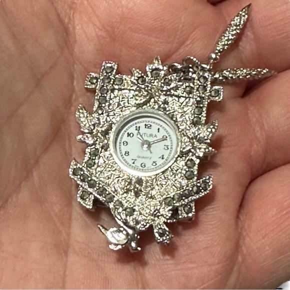 Vintage Jada Industries Silver-Tone Cuckoo Clock Pendant Brooch Japan Movement - Picture 9 of 10